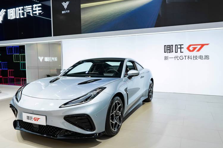 重庆183哪吒汽车在智能汽车领域的表现，领途汽车在新能源汽车市场中的影响力